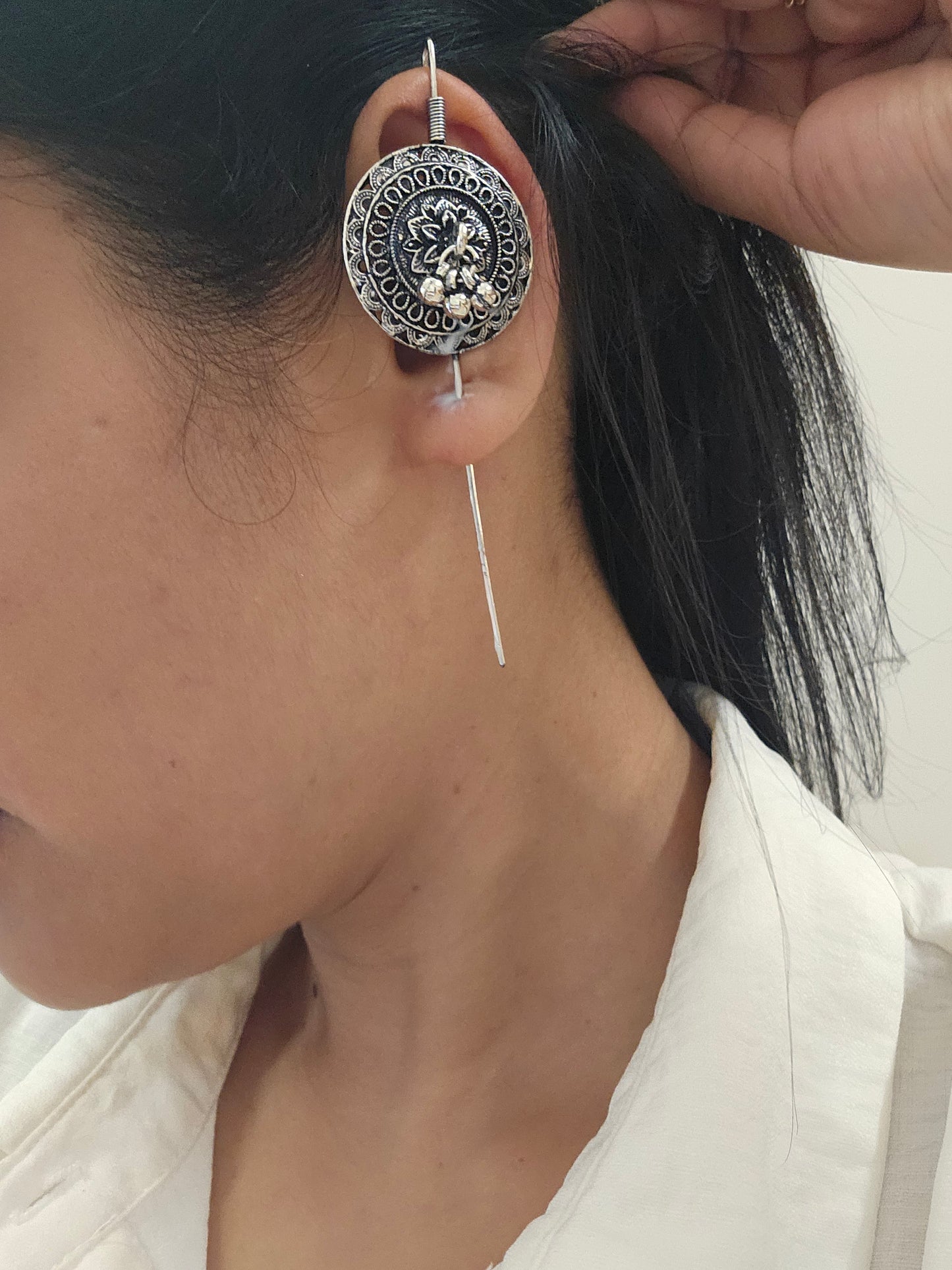 ROUND NEEDLE EAR CUFF