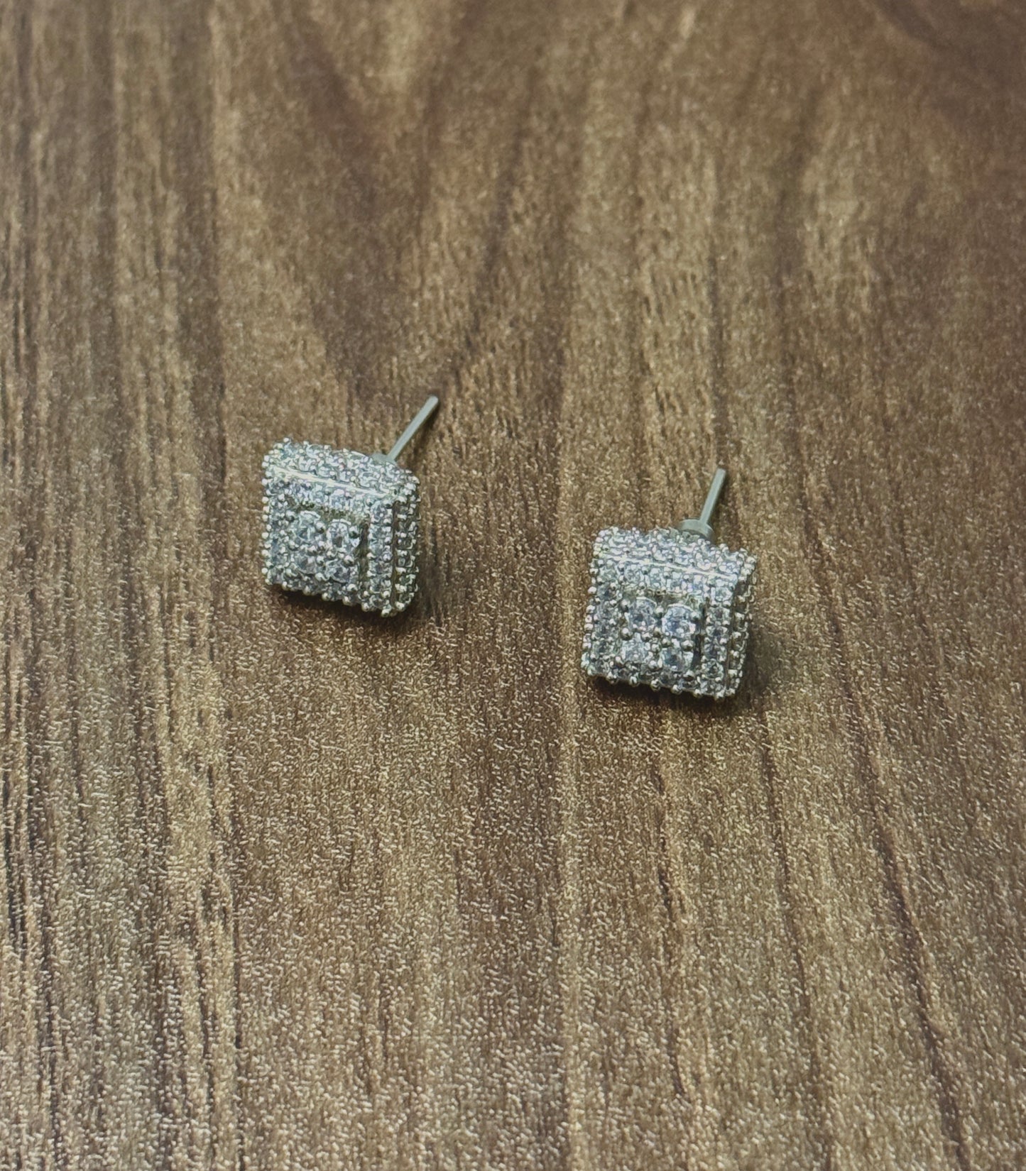 SQUARE SOLEIL STUDS