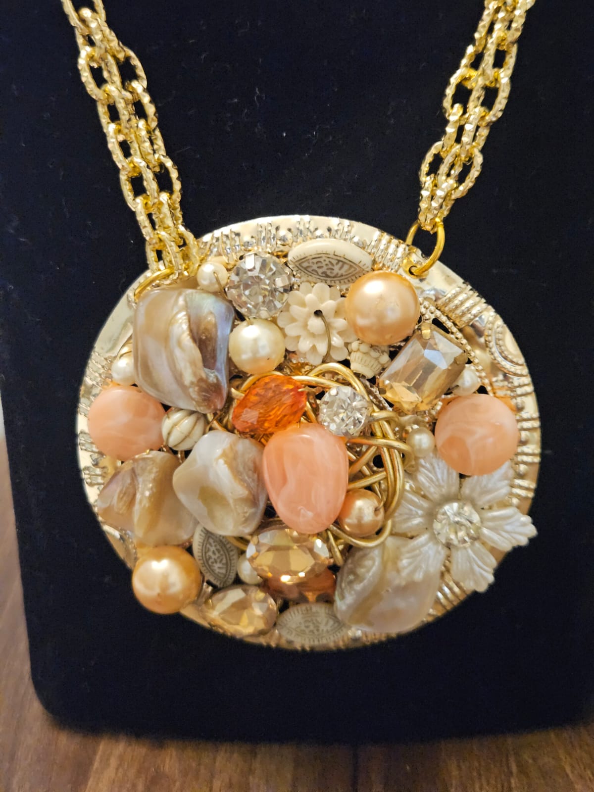 BIG ROUND PENDANT WITH CHAIN N PEARLS
