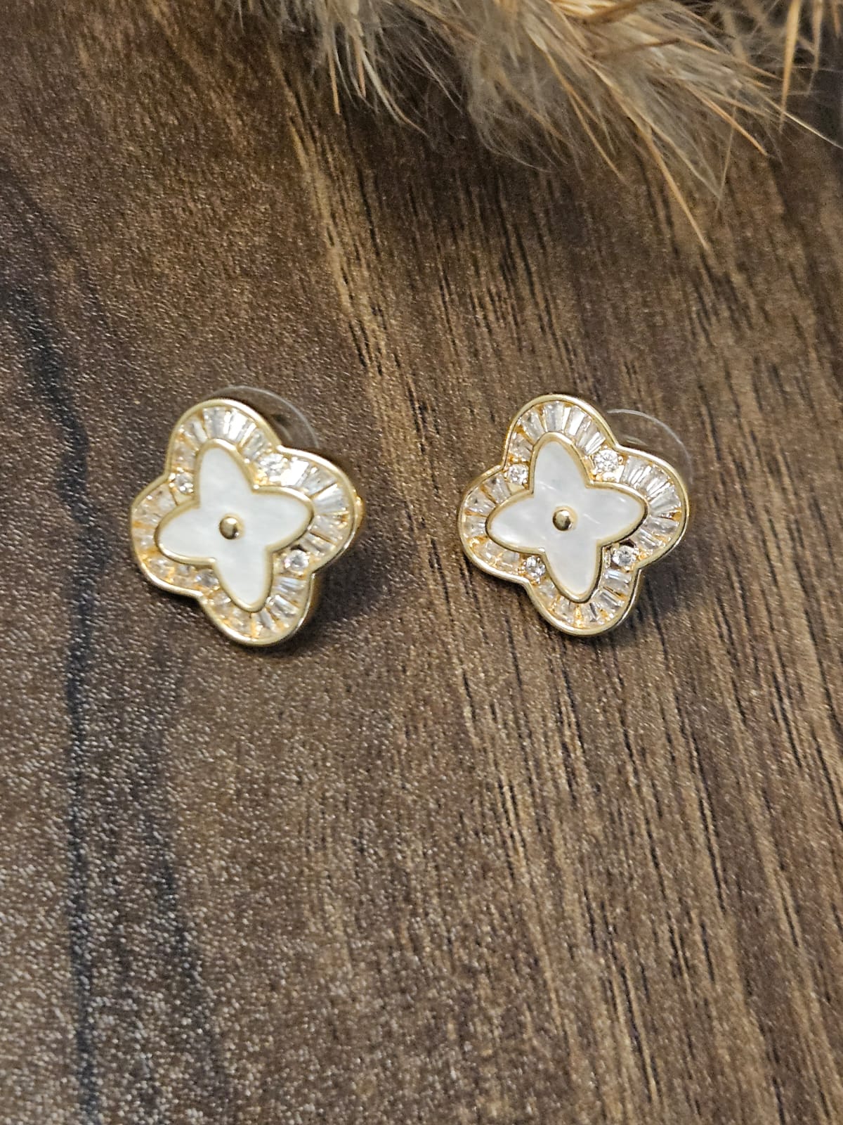 WHITE MOP DIAMOND FLOWER