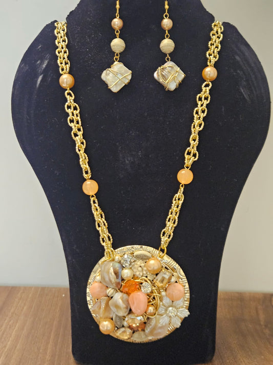 BIG ROUND PENDANT WITH CHAIN N PEARLS
